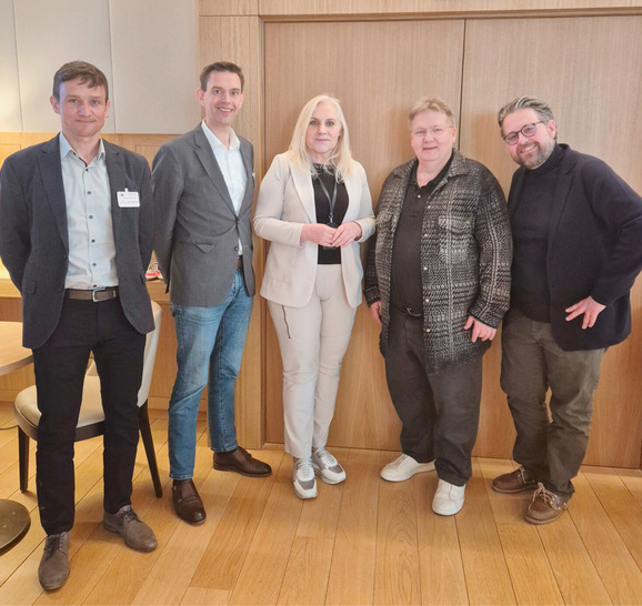 Im Austausch mit EU-Politikerin Dr. Angelika Winzig: (von links) Bernd Weishaar (CEA), Andreas Schönfeld (EFA/GVOB), Dr. Angelika Winzig, Guido Eichel (GVOB/#ofenzukunft) und Johannes Gerstner (Berater). - © ofenzukunft.de
