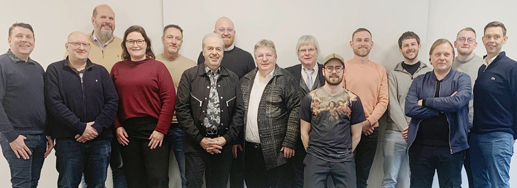 GVOB-Meeting des Vorstands und des Werbeausschusses in Titisee. Mit von der Partie waren die kreativen Köpfe der neuen Werbeagentur „hsn – die Agentur“. V.l.n.r.: Andre Dix, Andreas Neuer, Alexander Schnaidt, Anja Steenweg, Henning Scheefe (hsn), Norbert Müller, Colin Rokossa, Guido Eichel, Dr. Volker Schmatloch, Marc-Angelo von Zoepffel, Julian Stern, Robert Mülleneisen, Dennis Hoeldtke (hsn), Lukas Iden (hsn) und Andreas Schönfeld.