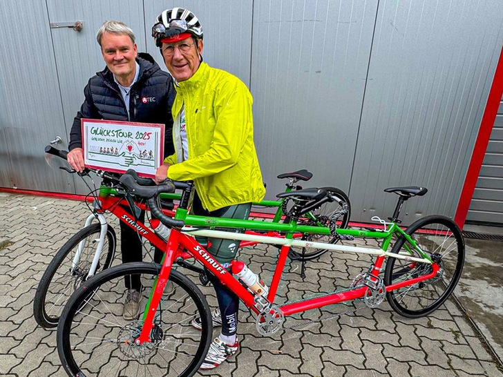 Guido Jobst von ATEC und Ralf Heibrok von der Glückstour  e. V. mit den beiden gespendeten Tandems.