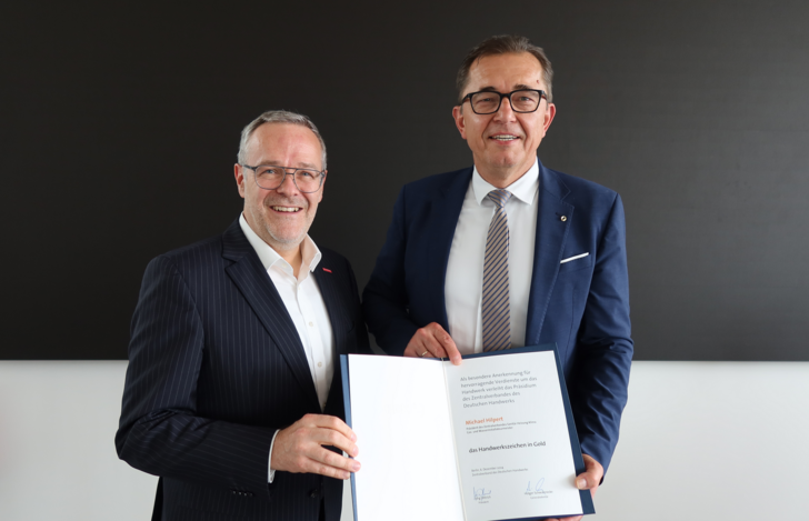 Jörg Dttrich (links) überreichte Michael Hilpert das Handwerkszeichen in Gold.
