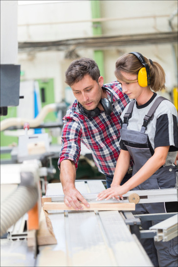 Für viele Jugendliche beginnt mit der Ausbildung nicht nur der berufliche Alltag, sondern auch ein neuer Lebensabschnitt – inklusive eigener Verantwortung für den Versicherungsschutz.