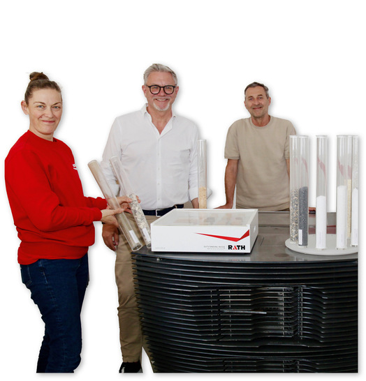 Von links: Technikerin Karin Ressl, Marketingleiter Thomas Binder-Krieglstein und Geschäftsführer Heinz Wallner begleiteten uns auf dem Werksrundgang.