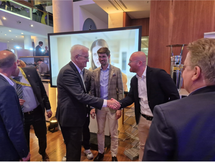 Winfried Kretschmann begrüßte die Mitglieder der Initiative Ofenzukunft auf dem Hagos-Stand.