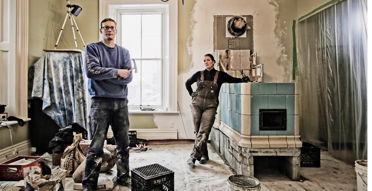 2002 begann Steinhäuser mit dem ersten Kachelofen, seither arbeitet sie eng mit dem österreichischen Hafnermeister Mario Zauner (links) ­zusammen. Zauner fliegt regelmäßig für gemeinsame Ofenbauprojekte nach Kanada.