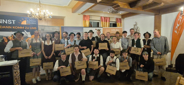 Gruppenbild aller Freigesprochenen.