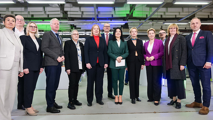 Am 10. November  treffen sich die Spitzenvertreterinnen und -vertreter der Allianz für Aus- und Weiterbildung in Berlin. Katherina Reiche, Bundesministerin für Wirtschaft und Energie, Bärbel Bas, Bundesministerin für Arbeit und Soziales sowie Karin Prien, Bundesministerin für Bildung, Familie, Senioren, Frauen und Jugend nahmen neben Vertreterinnen und Vertretern der Bundesagentur für Arbeit, aus Wirtschaft, Gewerkschaften sowie der Länder an dem Spitzentreffen teil.