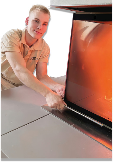 Pit bei der Feuertaufe eines Eckkamins.