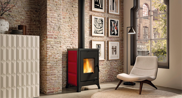 Neu von Palazzetti: Kaminofen Dorotea – hier mit Seitenverkleidung aus Keramik.