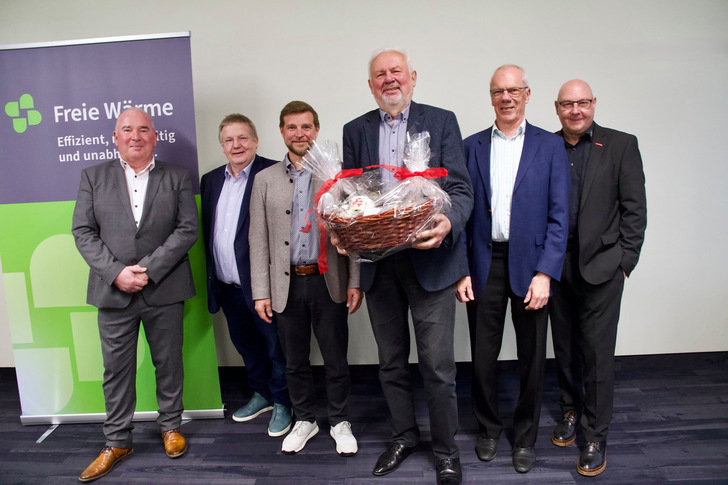 Als kleines, aber feines Dankeschön gab’s für Dr. Jörg Lenk zum Abschluss des Freie Wärme-Meetings in Form eines Präsentkorbs mit Fränkischen Spezialitäten. Mit in Nürnberg dabei waren v.l.n.r.: Andreas Müller (ZVSHK), Guido Eichel (GVOB, Hagos), Markus Brunner (Uniti), Dr. Jörg Lenk, Hans-Jürgen Funke (RAL Gütezeichen Energiehandel), Stefan Eisele (ZIV, LIV Schornsteinfegerhandwerk BW).