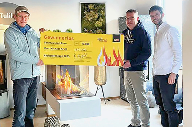 Übergabe des Gewinnerloses der Kachelofentage 2025.