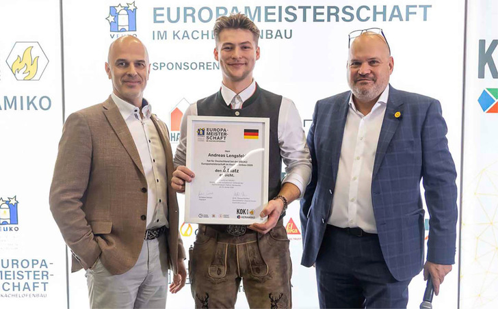 Herzlichen Glückwunsch! Vize-Europameister Andreas Lengsfeld (Mitte) bei der Siegerehrung mit Robert Salvata von der VEUKO (links) und Dipl.-Ing. Dr. Thomas Schiffert des KOV (rechts).