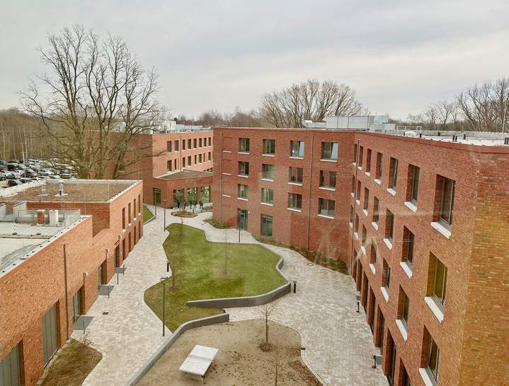 Berufsschule Marienwerder 2026: Blick aus der Aula über das Gelände. Auch die Schornstein­fegerschule zog erst kurz zuvor in die drei völlig neuen Gebäude ein