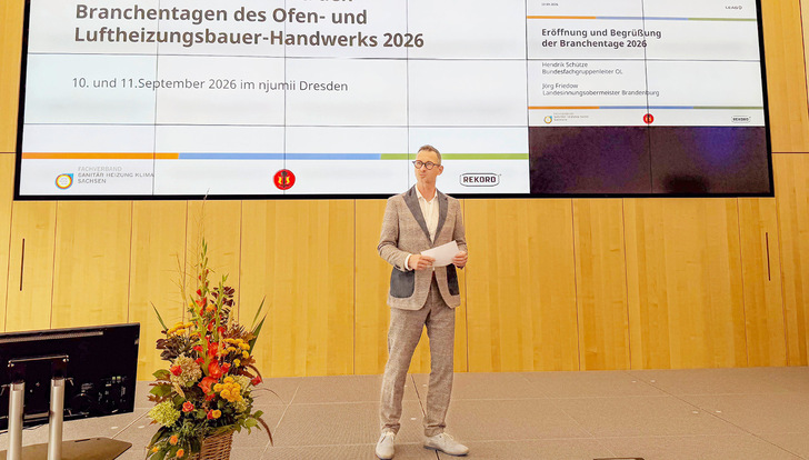 Hendrik Schütze eröffnet die Branchentage 2026 in Dresden und heißt die Teilnehmer ­herzlich willkommen.