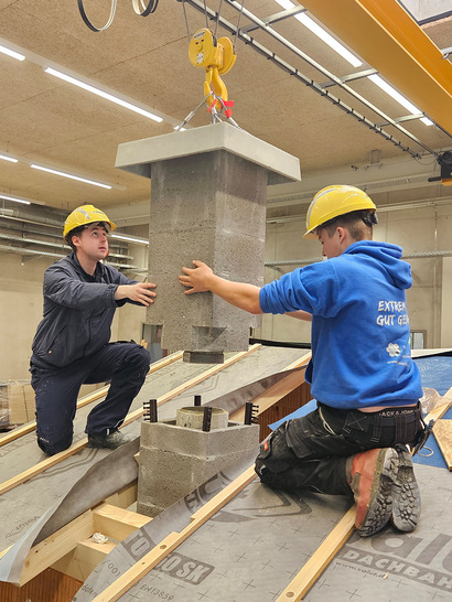 Praktische Schornsteinsetzübung an der Berufsschule mit Schornsteinteilen von Erlus.