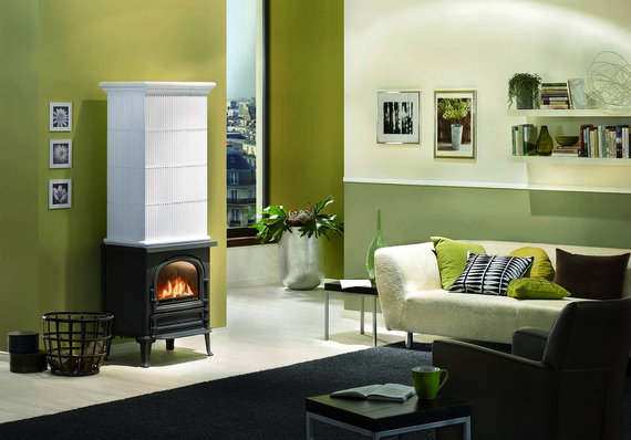 Raffinierte Kombination: Gusseiserner Kaminofen und Kachelofen in einem.
