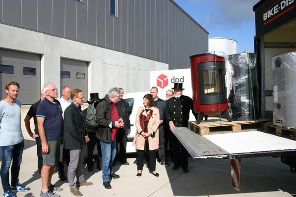  Staatssekretärin Nicole Steingaß nimmt symbolisch die gespendeten Feuerstätten entgegen.  