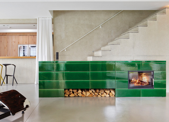 Markante Ofenkeramik, ein schönes Feuer und genügend Holzvorrat: Der Ofen ist eine Wohlfühloase