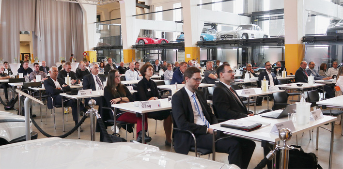 Umrahmt von automobilen Klassikern tagte die Generalversammlung im „Lenkwerk“ in Bielefeld.