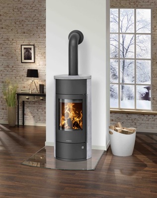 Sichere Wärme dank Scheitholz und Kaminofen .