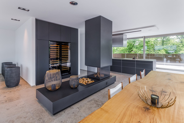 Der Feuertisch ist wie eine Tischlerarbeit auf Maß gefertigt.