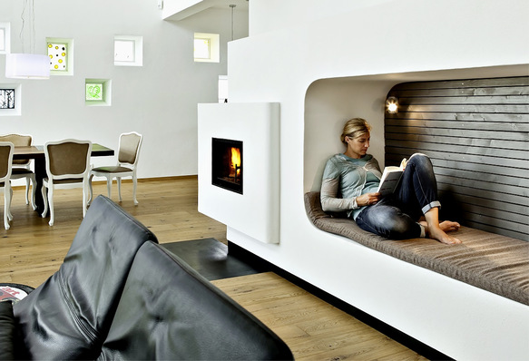 Eine Holzfeuerstätte wie diese individuelle Lösung mit Ofennest bietet Sicherheit bei der Wärmeversorgung 
und sieht überdies gut aus.