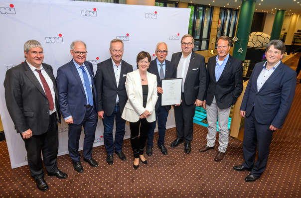 Preisträger Prof. Dr. Klaus Töpfer im Kreise von Verbandsvertretern und Politik.  V.l.n.r.: Frank Kienle, Hauptgeschäftsführer HKI Industrieverband Haus-, Heiz- und Küchentechnik e.V.; Dr. Hilmar Rudloff, Sprecher des Vorstands Palux AG; Volker Groos, Vorstand Vertrieb JAC s.a. Liège; Christiane Wodtke, Präsidentin HKI Industrieverband; Prof. Dr. Klaus Töpfer; Georg Weber, Geschäftsführer MKN Maschinenfabrik Kurt Neubauer GmbH & Co. KG; Nikolaus Fleischhacker, Geschäftsführer Oranier Heiz- und Kochtechnik GmbH; Stefan Osebold, Olsberg GmbH.