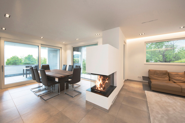 Durch die groß dimensionierten Front- und Seitenscheiben lässt sich das Feuer gleich aus drei Blickwinkeln betrachten. Beeindruckender als bei ­diesem Kamineinsatz kann das Flammenspiel kaum sein.