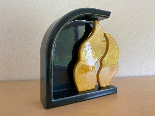 Die Pokale 2023, entworfen von Sommerhuber Keramik, warten auf ihre glücklichen Gewinner.