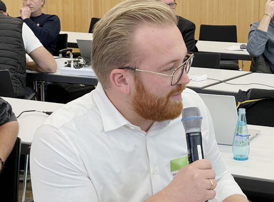 Colin Rokossa, Vorstand der Europäischen Feuerstätten Arbeitsgemeinschaft und Sprecher der Freien Wärme in der Diskussion mit den Workshopteilnehmern.