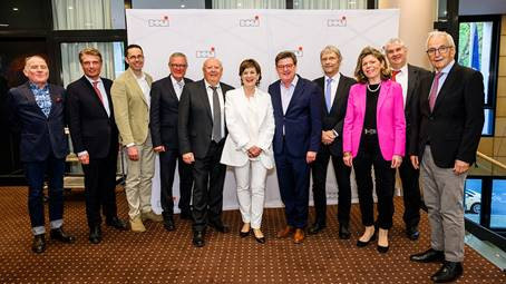 V.l.n.r.: Martin Bentele, Geschäftsführer DEPV; Thomas Bareiß MdB; Dr. Wolfgang Weber Vorsitzender der ZVEI-Geschäftsführung; Andreas Lücke, Sprecher der Initiative Holzwärme; Oswald Wilhelm, Präsident der europäischen Schornsteinfegermeister Föderation; Christiane Wodtke, HKI; Helmut Bramann, Hauptgeschäftsführer ZVSHK; Günther Mertz, ehem. Geschäftsführer Fachverband Gebäude-Klima e.V.; Ingrid Hartges, Hauptgeschäftsführerin DEHOGA Bundesverband; Frank Kienle, HKI; Prof. Dr. Klaus Töpfer
