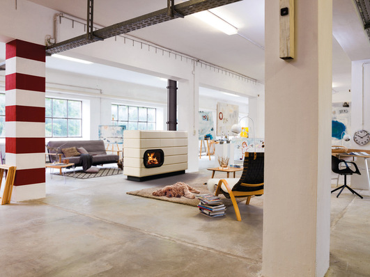 Das 65%-Erneuerbare-Energien-Ziel lässt sich z. B. durch Kombination mit einem modernen Kachelofen erreichen.