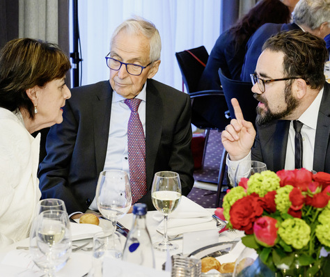 V.r.n.l.: Christian Kühn, Parlamentarischer Staatssekretär BMUV; Prof. Dr. Klaus Töpfer; Christiane Wodtke, Präsidentin HKI Industrieverband