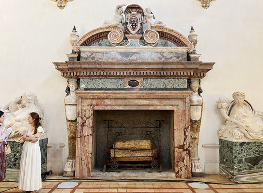 Im Herkulessaal des Palazzo Farnese in Rom steht dieser imposante Kamin.