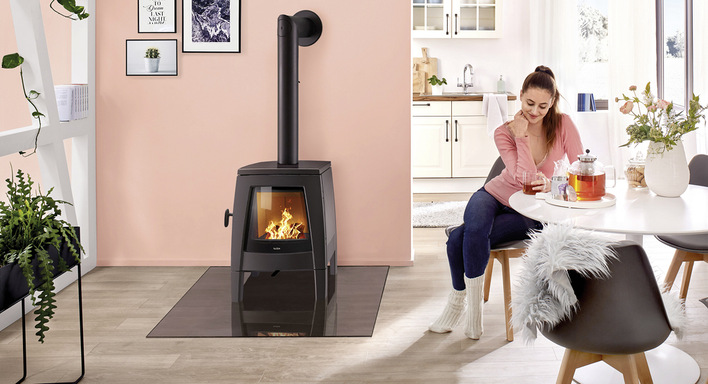 Der puristische, mattschwarze Korpus des „Apella small“ bietet im ­Dialog mit hellen Möbeln einen hohen Wohlfühlfaktor.