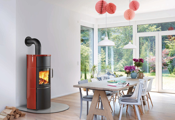 Durch moderne Verbrennungstechnik sind heutige Holzfeuerstätten deutlich sparsamer, effizienter und emissionsärmer als Altgeräte