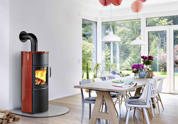 Durch moderne Verbrennungstechnik sind heutige Holzfeuerstätten deutlich sparsamer, effizienter und emissionsärmer als Altgeräte.