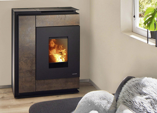 Wird die Wärmepumpe mit einer Holzfeuerung kombiniert, sinken die Stromkosten.