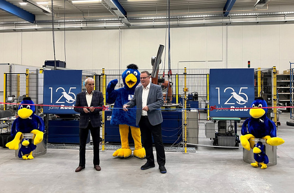 Einweihung der neuen Produktionsstraße durch Michael Heraeus, Gesellschafter und Beiratsvorsitzender der Raab-Gruppe (links) und Rolf Wagenfeld, Geschäftsführer.