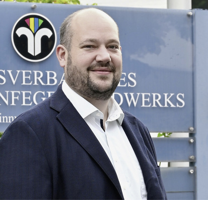 Der Bundesverband des Schornsteinfegerhandwerks unterstützt die Bundesregierung bei der praktischen Umsetzung der Klimaschutzziele.   „Wir sind froh, dass das GEG jetzt verabschiedet wurde“, so Dr. Julian Schwark vom Bundesverband.   „Unsere Kunden warten auf belastbare Aussagen dazu, wie es mit ihrer Öl- und Gasheizung weitergehen wird.“