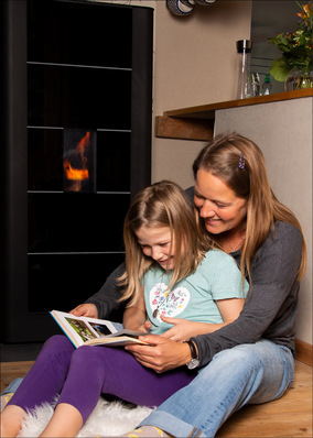 Sinnvolle Kombination: Ein Pelletkaminofen unterstützt die Wärmepumpe in Spitzenzeiten mit behaglicher Wärme. Pelletzentralheizungen liefern das ganze Jahr klimafreundliche Energie. Holzpellets sind nachhaltige heimische Energieträger, die hauptsächlich aus Resten der regionalen Holzverarbeitung hergestellt werden. 