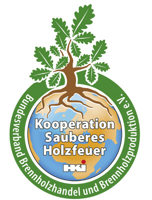 Ein direkter Hinweis ist das Qualitätszeichen „Kooperation Sauberes Holzfeuer“ des Bundesverbands Brennholzhandel Brennholzproduktion: Dieses Brennholz stammt garantiert aus regionaler und nachhaltiger Forstwirtschaft.
