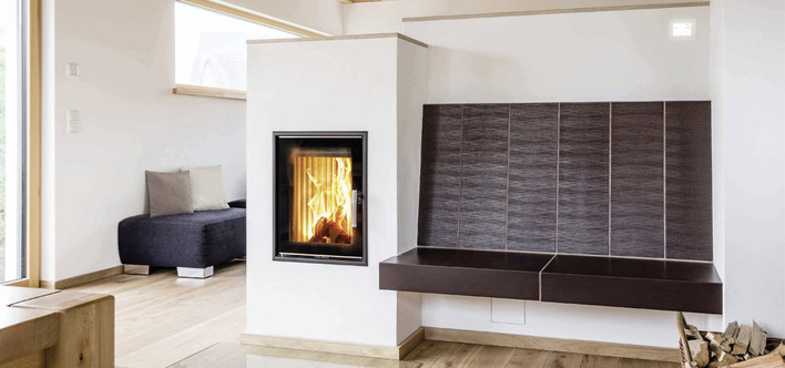 Holzfeuerung speist Heizungsanlage und sorgt für heißes Wasser.