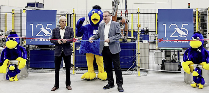 Einweihung der neuen Produktionsstraße durch Michael Heraeus, Gesellschafter und Beiratsvorsitzender der Raab-Gruppe (links) und Rolf Wagenfeld, Geschäftsführer. - © Joseph Raab GmbH & Cie. KG, Neuwied.