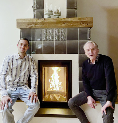  Deutscher Meister beim Gewerk Ofen- und Luftheizungsbau: Liam Mechsener mit Wolfgang Parnow, in dessen Ausbildungsbetrieb er seine Lehre absolvierte. Hier zu sehen ein Kachelofen, den die beiden im Spätherbst 2022 gebaut haben. Der Bauherr hatte diesen alten Kachelofen von 1889 aus seinen Grundstück abgebaut und wollte für das neue Haus im Landhausstil was passenden mit den Kacheln haben.