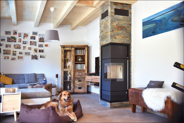  Spart Platz, heizt klimaschonend und sieht richtig gut aus: Ein Panorama-Kamin im Schornstein verleiht den eigenen vier Wänden eine besondere Wohlfühlatmosphäre.