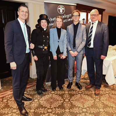  v.l.: Alexis Gula, Präsident des Bundesverbands des Schornsteinfegerhandwerks, Julia Bothur, Vorständin & Pressesprecherin des Bundesverbands des Schornsteinfegerhandwerks, Luise Lück und Björn Köllen-Steiner, Heads of Corporate Communications Consulting von Scholz & Friends Agenda, Andreas Peeters, Vizepräsident und Vorstand Finanzen des Bundesverbands des Schornsteinfegerhandwerks. 