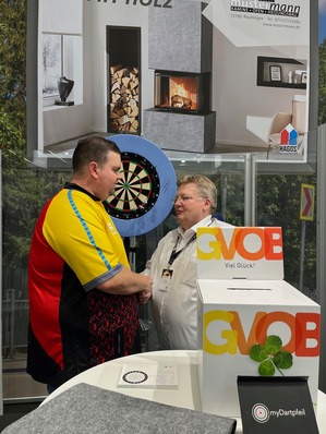  „Er ist es wirklich“ – Gabriel Clemens ist der erste deutsche Darts-Profi, der es bei der Weltmeisterschaft ins Halbfinale geschafft hat. Und er war auf der Hagos Börse – und hat die Dartscheibe zum Mittelpunkt für Besucher und Fans gemacht. Der gelernte Industriemechaniker hatte seinen Beruf 2019 zugunsten seiner Darts-Karriere aufgegeben und ist in dem Sport einer der ganz Großen. 