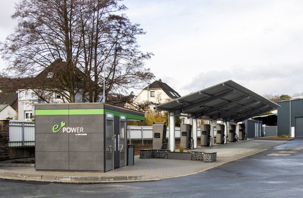  Die Schnellladesäulen sind wettergeschützt. Die Toilettenanlage, kostenloses WLAN, Automaten für Getränke und Snacks sorgen für einen angenehmen Aufenthalt.