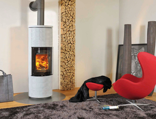 Heutige Holzfeuerstätten sind dank moderner Verbrennungstechnik deutlich sparsamer, ­effizienter und emissionsärmer als Altgeräte.