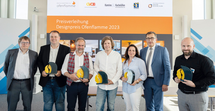 Strahlende Gesichter bei der Preisverleihung 2023 in Berlin – geehrt für herausragende Arbeit im Ofenbauerhandwerk. Von links nach rechts: 
Frank A. Reinhardt, Designexperte der Jury; Gewinner Daniel Jungmann, Gewinner Andreas Pöhl, Gewinner Franco Schiechtl, Gewinnerin 
Marie Myšková, Michael Hilpert, Präsident des Zentralverbands Sanitär Heizung Klima (ZVSHK); Gewinner David Muhl.